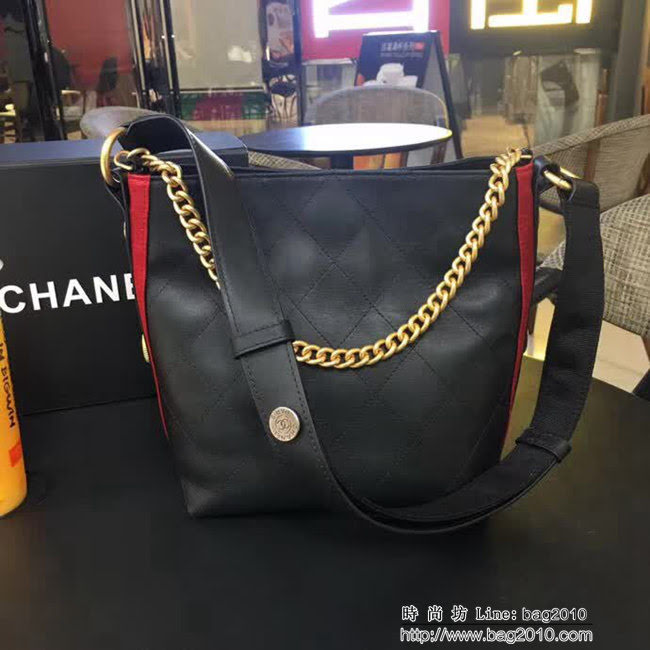 香奈兒CHANEL 93659 93660 2018秋冬 小牛皮金屬扣肩帶嬉皮包手提單肩包 DSC2100